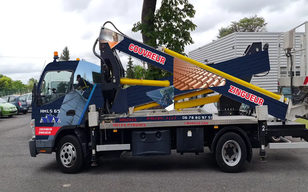 SOS Toiture 24/7 en Hautes-Pyrénées Camion nacelle d'HMLS 65 pour son service d'urgence SOS toiture 24/7 en Hautes-Pyrénées.
