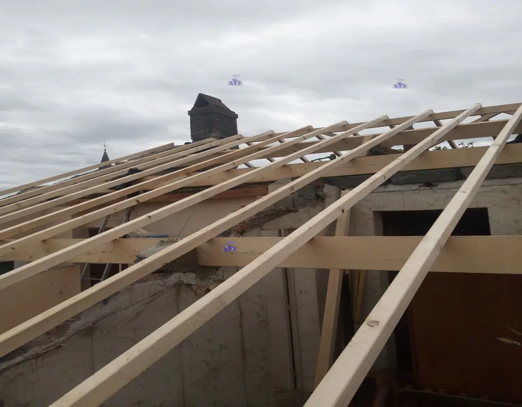Rénovation toiture par HMLS 65. Chevrons en KVH parfaitement alignés pour une stabilité de toiture maximale selon le DTU.