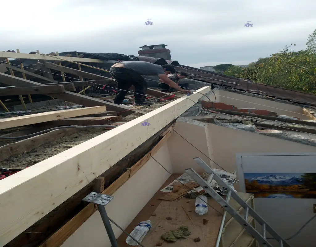 Installation de panne intermédiaire neuve, bois traité. Conformité Eurocode 1 pour résistance aux charges toiture et vent | HMLS 65.