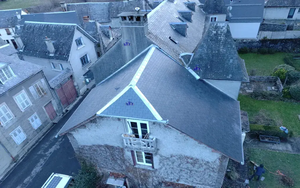 Travaux de toiture en ardoise par HMLS 65 Pose de toiture en ardoise par l'artisan couvreur HMLS 65 dans les Hautes-Pyrénées. Réalisation de haute qualité.